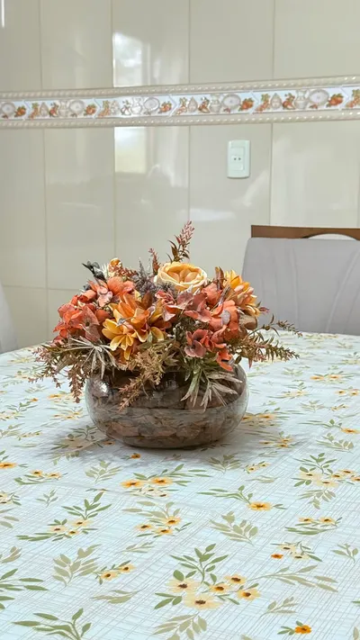 Arranjo de Flores Artificiais Outonais em Vaso de Vidro Curvo com Cascas de Pinus