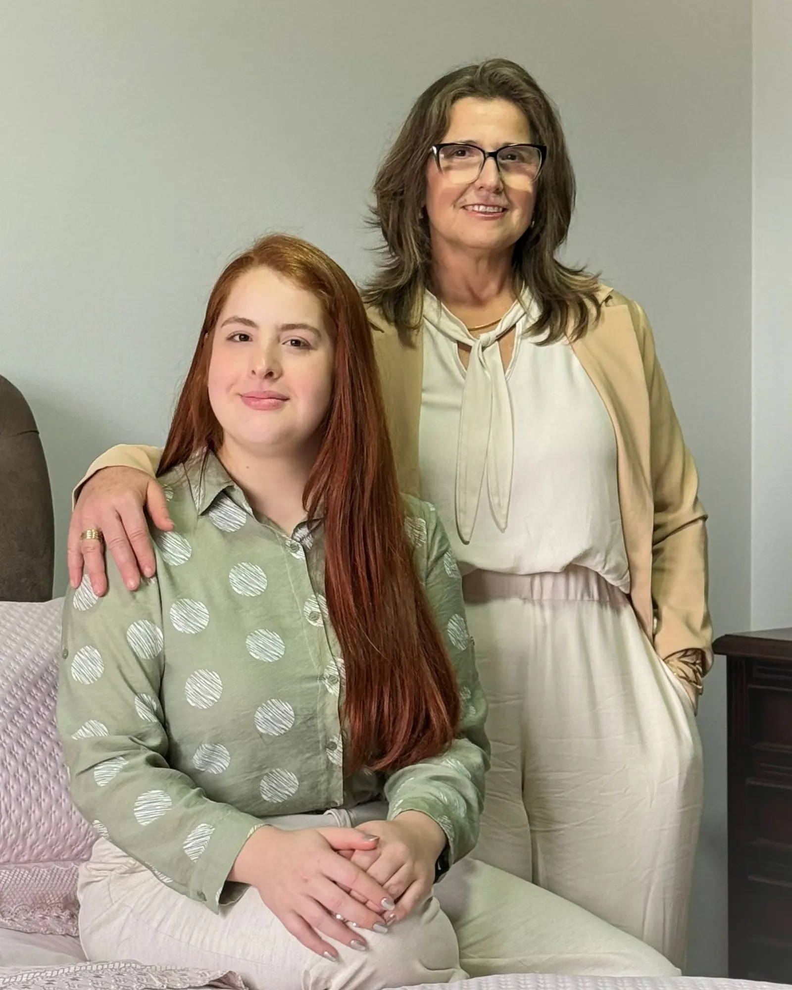 Rosani e a filha, Júlia, que atendem no Bazar da Rosani